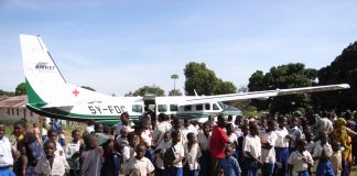 AMREF_Flying_Doctors_aan_het_werk_in_Tanzania.JPG